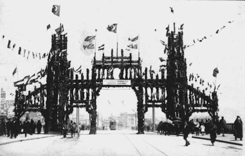 Az uralkodó tiszteletére állított kapu a Galata hídon