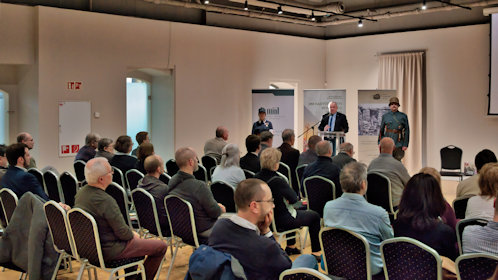 Pintér Tamás, a Nagy Háború Kutatásáért Közhasznú Alapítvány elnöke köszöntötte a rendezvény résztvevőit és mondott köszönetet a kötet létrejöttében szerepet játszó személyeknek. Két oldalt Kovács Beáta és Bálint Ferenc hagyományőrzők.