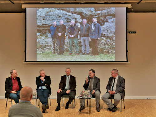 A szerzőkkel Katona Csaba, a Magyar Nemzeti Levéltár sajtóreferense beszélgetett. A könyvbemutatón a háttérben a kötet illusztrációiból Babos Krisztina által összeállított vetítés futott. A háttérben látható képen a szerzők Juhász Balázzsal állnak, aki a kötet mai fotóit is készítette.