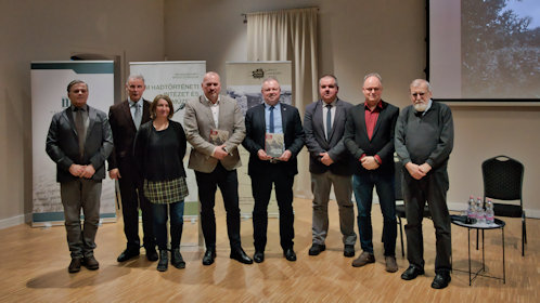 A szerzők és a rendezvény főszereplői a könyvbemutatót követően.