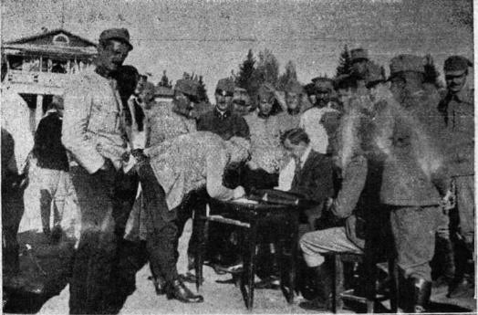 „Vöröskeresztes kiküldött pénzt hozott a foglyoknak” –a Huszár bárónő-féle missziós látogatás során, feltehetőleg 1916 szeptemberében készült felvételen az asztal mellett ülő dr. Petersen, a Dán Vöröskereszt orvos-delegáltja aláírásra személyenként 50 rubel kölcsönt oszt a hadifogoly tiszteknek. Vetsey Géza hadnagy Tobolszki albumának (1916) képanyagából.