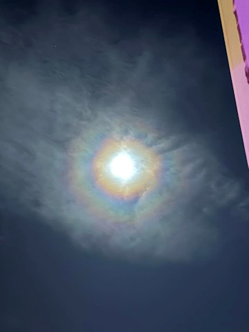 A holdudvar (vagy holdkorona, angolul lunar corona), amelyet a légkörben lévő, közel azonos méretű vízcseppek vagy jégkristályok okoznak. A Hold előtti vékony felhőfátyol a fényelhajlás révén választja szét a fényt színeire. A leírás alapján egy nagyon szabályos, szivárványos (spektrális) korona volt látható, ami a felhőcseppek egyenletes méretére utal. – A jelenség Roób rajzán, illetve egy 2025. októberi felvételen