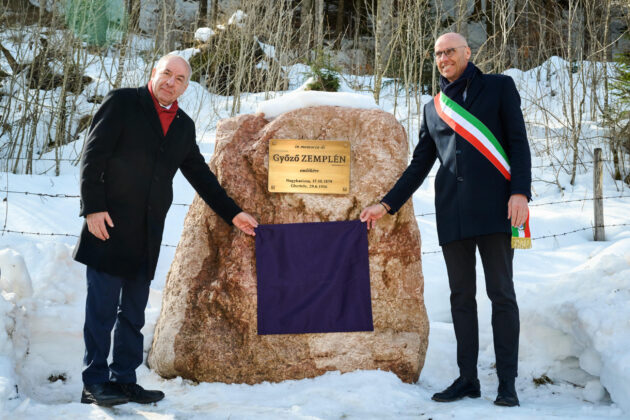 Sulyok Tamás, Magyarország köztársasági elnöke és Luigi Martello, Roana község polgármestere felavatják Zemplén Győző emléktábláját 2026. február 26-án (Forrás: Sándor-palota/Bartos Gyula)