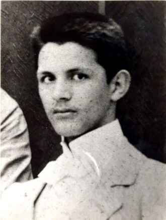 Zemplén Győző az Eötvös-kollégisták 1898-as római tanulmányútján (kivágott részlet, utólagos nagyítás; forrás: MDKL 103. doboz – Fotók Bartoniek Géza igazgató korából, 1895–1928