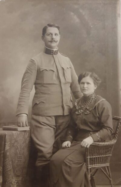 Zemplén Győző katonaruhás fényképe. Mellette felesége, Mauritz Vilma ül (Forrás: MDKL 103. doboz – Fotók Bartoniek Géza igazgató korából, 1895–1928)
