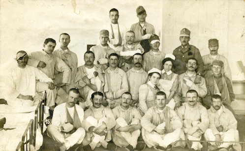 Sebesült 2. gyalogezredbeli bakák. Kép a könyvből.