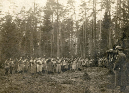 Istentiszteleten a 2. gyalogezred katonái. Kép a kötetből.