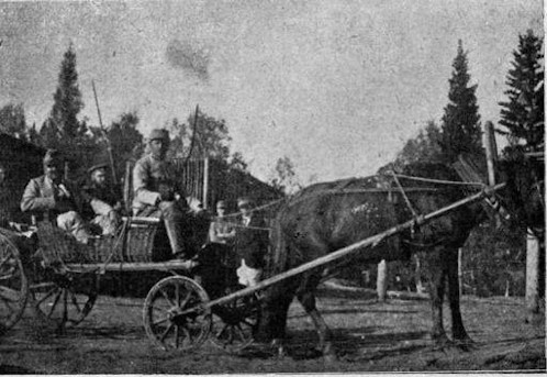 Hadifogoly tisztek orosz őrrel, Vécsey (Vetsey) Géza hadnagy Tobolszki albumának (1916) képanyagából 1920-ban közölt néhányat az Ország-Világ képes hetilap október 10-i száma.