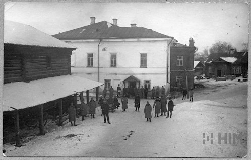 A m. kir. 10. népfelkelő ezred tisztjei Tobolszkban, az ún. Laszkutnaja-szálló számukra kiürített emeletes kőépületében, 1915 – 16 telén. Az épület falánál a tisztiszolgák és az orosz őrszemélyzet. A szánon ülve: lovag Arlow Viktor ezredes, a przemyśli VI. védelmi kerület parancsnoka, a hadifogoly-csoport rangidős vezetője; mellette Piller István főhadnagy, Arlow ezredsegédtisztje.