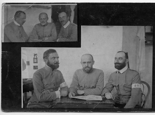 A Przemyslnél fogságba esett Sebej István hadnagy és két társa Tobolszkban, ketten közülük az 1916. márciusa óta kötelezően viselendő B. Π. (Bоеннопленный /vojennoplennij –hadifogoly) feliratú karszalaggal. Fotóképeslap, amelyet kislányának, Sárikának küldött Nyíregyházára, hátoldalán tobolszki 1917. május 15-i postabélyegzéssel, cenzúrabélyegzésekkel ellátott német nyelvű szöveggel: „Kedves Angyalom! Istennek hála egészséges vagyok. Miért nem írsz nekem? Sokszor csókol téged és a kedves mamát a te kedves apácskád 1917. V/24.”