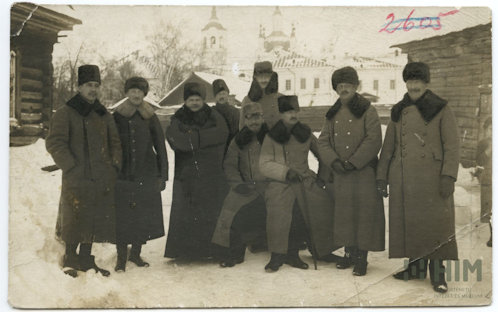 Tobolszki emlék. Ülve, bottal a kezében: Arlow Viktor ezredes; balról az első: Laky Imre tart. százados; jobb szélen Roób József tart. hadnagy és társaik a hadifogoly tiszteknek kiürített, Irtis-parti Laszkutnya-szálloda közelében. – Matterny István százados Tobolszkban feladott, német nyelvű fotóképeslapja Matterny András posta- és távírda-főnöknek, Rimaszombatba: 