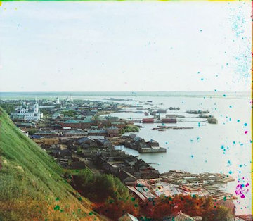 Tobolszk, a hajóállomás 1912-ben. Jól láthatóak a jellegzetes fából készült úszómólók és a part mentén sorakozó nagy, lapátkerekes gőzhajók, amelyek az Ob és az Irtisz folyókon közlekedtek. A fényképész Szergej Prokugyin-Gorszkij (1863–1944) az orosz fotográfia úttörője, aki a 20. század elején (1905–1915 között) II. Miklós cár megbízásából és támogatásával mintegy 1900 színes (!) üvegnegatívon, speciális technikával készített fényképen dokumentálta az Orosz Birodalmat, útjai során egy vasúti kocsiban elhelyezett, erre a célra szolgáló mobil sötétkamrában.