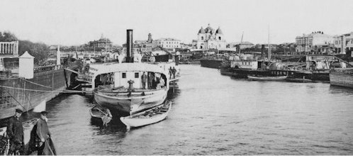 Gőzhajó-kikötő az Om-folyó torkolatánál. 20. század eleje.