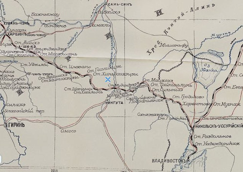 A Habrin–Habarovszk útszakasz Sztanyiszlav Mihajlovics Fomenko: Спутнiкъ по Дальнему Востоку (Sputnik po Dal’nemu Vostoku/Útitárs a Távol-Kelethez) c. útikönyvének Észak-Mandzsúriát ábrázoló térképéről. Habrin, 1911. A kézikönyv alapmű volt a korszak utazói, kereskedői és a térségben dolgozó tisztviselők számára, mivel gyakorlati tanácsokat és térképeket is tartalmazott Kína, Mandzsúria, Mongólia, Korea, Szibéria és Japán területéről.<br>(Forrás: http://www.etomesto.com/map-amur_manchzhuriya/?y=43.106462&x=131.873325)