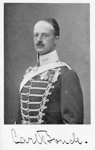 A svéd vöröskeresztes misszió tagja, a Roób József által említett gróf: Carl Gustaf Bonde af Björnö (1872–1957) huszártisztként szolgált, majd udvari főlovászmesterként tevékenykedett évtizedeken át. Az 1912-es olimpiai játékokon egyéni olimpiai bajnok lett díjlovaglásban; 16 évvel később, az 1928-as olimpiai játékokon a svéd csapattal ezüstérmet nyert.<br>(Forrás: https://minerva.riddarhuset.se/foremal/bonde-af-bjorno-portratt-fotografi-20650/)