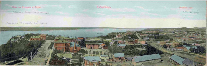 A Habarovszk városát és az Amur folyót ábrázoló panoráma-képeslap Neusiedler (később vitéz Arató) Jenő (1891–1979) pécsi joggyakornok, a cs. és kir. 69. gyalogezred hadifogoly-hadnagya hagyatékából. Arató 1920 októberében hajóval tért vissza Európába, karácsonykor ért Budapestre, de a szerb megszállás miatt csak 1921 januárjában tudott visszatérni Pécsre. Jogi doktorátust szerzett, táblabíróként élénk társasági életet is élt. Sokszínű és terjedelmes irathagyatékát ma a pécsi Janus Pannonius Múzeum őrzi.