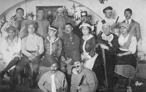 Hadifogoly színjátszók. A dekorációból karácsonyi vagy újévi programra lehet következtetni. Neusiedler (később vitéz dr. Arató) Jenő (1891–1979) pécsi joggyakornok, a cs. és kir. 69. gyalogezred hadifogoly-hadnagya, későbbi kir. táblabíró hagyatékából. A középső sorban jobbról az első Neusiedler Jenő.