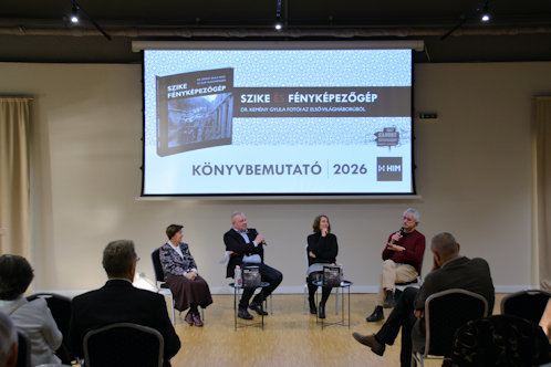 A könyvbemutató főszereplői. A háttérben a kötet fotóiból összeállított diavetítés futott.