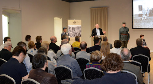 Pintér Tamás a kiadó alapítvány részéről köszöntötte a megjelenteket és méltatta a kötet elkészítésében résztvevők munkáját. Mellette két oldalt Kovács Beáta és Bálint Ferenc hagyományőrzők ápolónői és szanitéc egyenruhában.