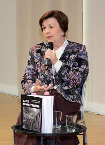 Zika Klára, a Duna Televízió nyugalmazott szerkesztője, nagyapja, dr. Hary József mellett annak legjobb barátja, dr. Kemény Gyula hagyatékát is megőrizte.