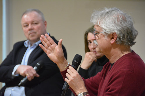 Kincses Károly élénken magyaráz a beszélgetés során.