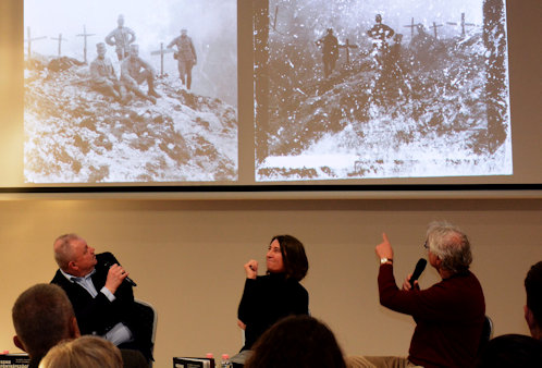 A könyvbemutató egyik különleges és emlékezetes pillanata volt, amikor Kincses Károly épp a háttérben látható Kemény doktor által készített, nagyon erős érzelmi hatású fényképről beszélt, s a Babos Krisztina által készített vetítés is ide ért. A fotómuzeológus, fotóművész 1979-ben egy kiállítás során már készített 10 teljesen egyforma másolatot a képről, amit 10 egymást követő napon egyenként vett ki az áztató edényből és az egyre halványuló képeket egymás mellé installálva állította ki. A sorozatnak a Pusztulás képei címet adta. A dián a baloldali az eredetivel egy időben exponált kép, a jobb oldali az egyik megmaradt 1979-es másolat. A történet megtalálható a kötet Kincses Károly által írt esszéjében, a képek pedig a fotóválogatásának a záró képei is lettek.