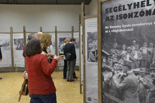 A kiállítás és a közönsége<br>(Fotó: Herbert András)