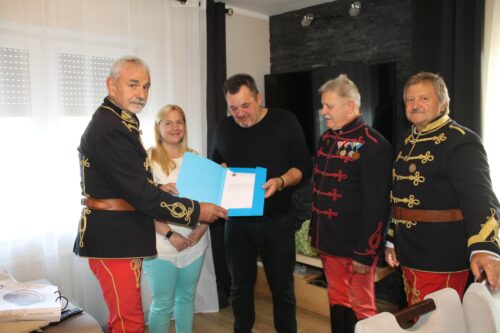 Csontos János elnök, Pente Barbara tolmács, Andrzej Sramek polgármester, Szabó Gábor és Adorján Csaba hagyományőrzők. Fotó: Szabó Gábor