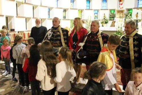 Csontos János elnök, Pente Barbara tolmács, Szabó Gábor és Adorján Csaba iskolásokkal a zawadkai templomban. Forrás: Szabó Gábor