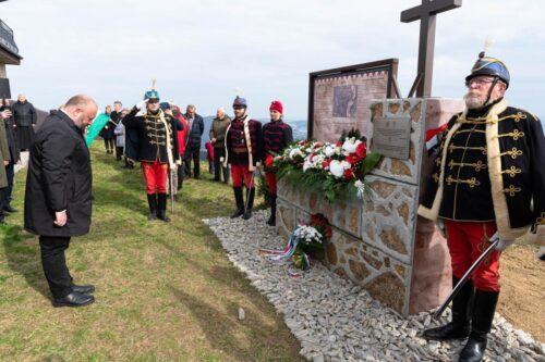Puskás István Debrecen alpolgármestere fejet hajt az emlékmű előtt. Díszőrséget áll Csontos János, Szoboszlai Soma, Dr. Csontos Izabella. A kép jobb szélén Bartha Mihály hagyományőrzők (Fotó: Szabó Gábor)