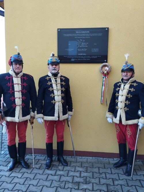 Ladányi Sándor, Csontos János elnök és Adorján Csaba az iskola falára felkerült tábla előtt (Fotó:Szabó Gábor)