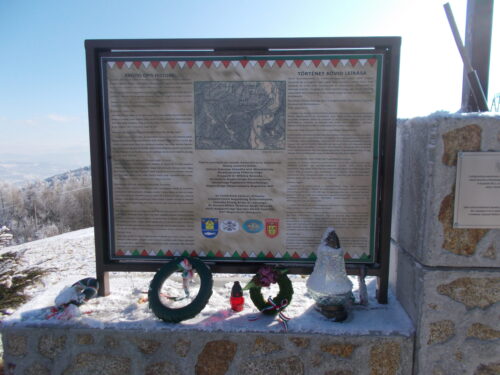 A zawadkai emlékmű a mécsessel és a koszorúnkkal (Fotó: Topor István)