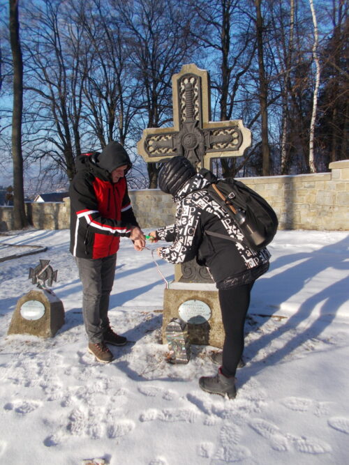  limanowai csata hőseinek nyughelyén nemzetiszín koszorút, valamint mécseseket gyújtottunk és nemzetiszínű szalagot kötöttünk a magyar katonák sírjaira (Fotó: Topor István)