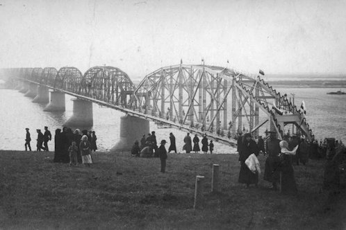 Az Amur folyó felett átívelő, Grigorij Petrovics Perederij (1871–1953) és Lavr Dmitrijevics Proskurjakov (1858–1926) orosz mérnökök terve alapján megépült, 1916. október 5-én (az új naptár szerint október 18-án) átadott vasúti híd tette teljessé a Transzszibériai vasútvonalat, és évtizedekig a leghosszabb híd volt az országban, stratégiai jelentőséggel bírva a távol-keleti közlekedésben. Az építkezés befejezése egybeesett a trónörökös születésnapjával; a hidat Alekszejevszkijnek nevezték el az utolsó orosz császár, II. Miklós fia tiszteletére. A hidat 1921-ben a Vörös Hadsereg részben felrobbantotta, négy év múlva építették újjá. A mára lebontott vasúti híd mellett felépített új, kétszintes közúti-vasúti hidat 1999-ben adták át.