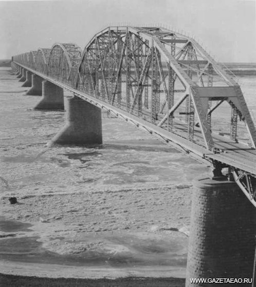 Az Amur folyó felett átívelő, Grigorij Petrovics Perederij (1871–1953) és Lavr Dmitrijevics Proskurjakov (1858–1926) orosz mérnökök terve alapján megépült, 1916. október 5-én (az új naptár szerint október 18-án) átadott vasúti híd tette teljessé a Transzszibériai vasútvonalat, és évtizedekig a leghosszabb híd volt az országban, stratégiai jelentőséggel bírva a távol-keleti közlekedésben. Az építkezés befejezése egybeesett a trónörökös születésnapjával; a hidat Alekszejevszkijnek nevezték el az utolsó orosz császár, II. Miklós fia tiszteletére. A hidat 1921-ben a Vörös Hadsereg részben felrobbantotta, négy év múlva építették újjá. A mára lebontott vasúti híd mellett felépített új, kétszintes közúti-vasúti hidat 1999-ben adták át.