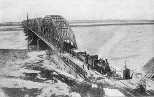 Az Amur hídja – marosvásárhelyi Simonffy Aladár (1897–1962) hírlapíró, irodalmár, műfordító gyűjteményéből. Simonffy az aradi főgimnáziumi hadi érettségi után 1916-ban bevonult tüzér önkéntesnek, zászlósként esett 1917 június 1-jén orosz fogságba. A hadifogság alatt tanult meg oroszul, és ekkor került közelebbi kapcsolatba a keleti kultúrákkal, ami megalapozta későbbi hungarológiai és kelet-kutatói munkásságát. Mint a vlagyivosztoki magyar vöröskereszt-misszió tagja, irodavezetőként és török tolmácsként tevékeny részt vett a szibériai magyar hadifoglyok hazaszállításában és csak 1921 májusában tért haza.