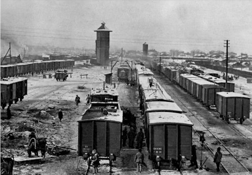 Innokensztkaja állomás 1920-ban, északnyugat felől. „Rémítően piszkos, bűzös, elhanyagolt pályaudvar. Vigyázni kell, hová lép az ember. Itt találtunk egy cseh transzportot, mely a kipjatokat lefoglalta s itt voltak még a krasznoríecskaiak is. […] A bennünket idáig kisérő convoyok fejenkint és naponkint 8 rubelt kaptak tőlünk. Itt irkutzkí vörös gárdisták váltják fel őket. Ezek már 11 rubelt követelnek. Szóval az üzlet – üzlet.” – jegyezte fel a szerelvényen utazó Laky Imre.