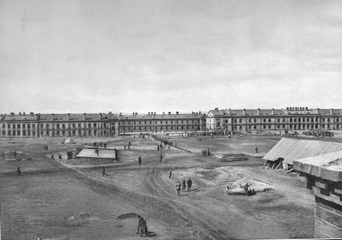 A Vojennij Gorodok 1913-ban. A 19. század végén a város több mint 100 hektárt adományozott a hadseregnek, az itt megépült „városka” kiképzőbázisává vált. Számtalan ezredet, zászlóaljat és hadosztályt állítottak itt fel különböző hadseregek, frontok és háborúk számára. Itt alakult meg a 31. szibériai gyalogezred, amely később az első világháborúba vonult, és helyette német, osztrák, olasz, magyar és török hadifoglyokat kezdtek ide küldeni. 1915–16-ban 13000 hadifogoly élt itt.