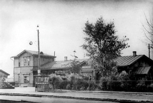 Iszil-Kul vasútállomása fából készült, a 19. század végén az egész Transzszibériai vasútvonal mentén elterjedt típusterv alapján. Az épület tartalmazott egy utasvárót, jegypénztárat, valamint gyakran a vasútállomás-főnök lakását és irodáját is.