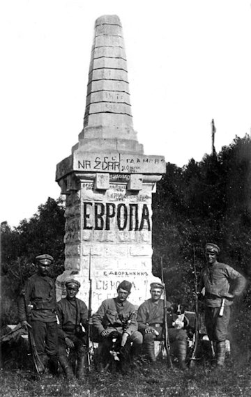 Az Európa és Ázsia határát jelölő obeliszk, amelyet a Transzszibériai vasútvonal nyugat-szibériai szakaszának 1892-es befejezésére emlékezve emeltek, egy klasszikus, piramis tetejű kőoszlop volt, amelyen cirill betűs feliratok jelezték a két világrészt. Az obeliszk az út menti építmények burkolatához használt, faragott gránit „téglákból” áll. A Csehszlovák Légió tagjai pózolnak mellette a harcok szünetében, 1918-ban