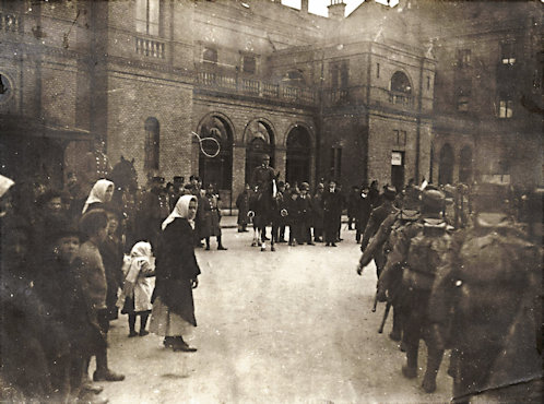 Frontra induló közös 6-os gyalogezredbeli katonák a pécsi vasúti pályaudvar előtt. Kép a kötetből. A könyvben összesen 166 db fénykép van, amelyek között 52 db harctéri fotó található.