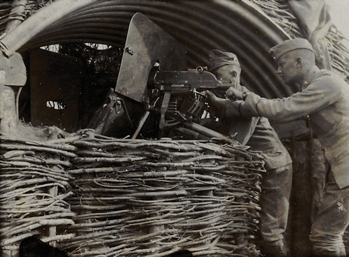 Visy Béla géppuskával. Bátyjával, Imrével együtt a cs. és kir. székesfehérvári 69. gyalogezredben szolgált előbb önkéntes tisztjelöltként, majd hadnagyként. 1918. június 16-án hősi halált halt a Piavénál a Montellón. László a 28. vadászzászlóaljnál, míg István tüzérként szolgált.