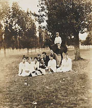 A Visy család fiatalabb tagjai és a barátaik egy kirándulás alkalmával. A háttérben lovon Visy Zoltán, a legkisebb fiú.