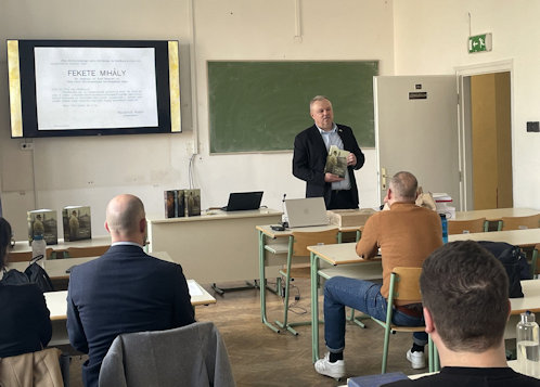 Pintér Tamás a könyvbemutatón. A háttérben a kötet rendkívül gazdag, naplóból származó képanyaga futott. 