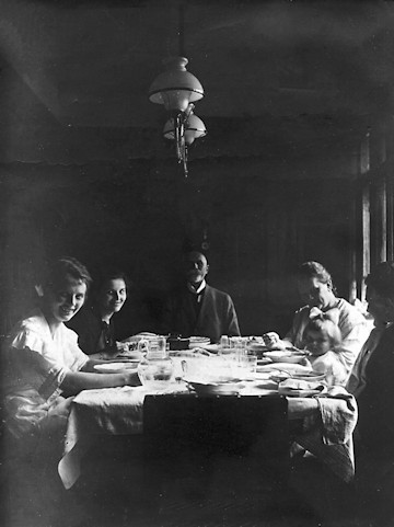 A Visy család otthon maradt tagjai az ebédlőasztal körül.