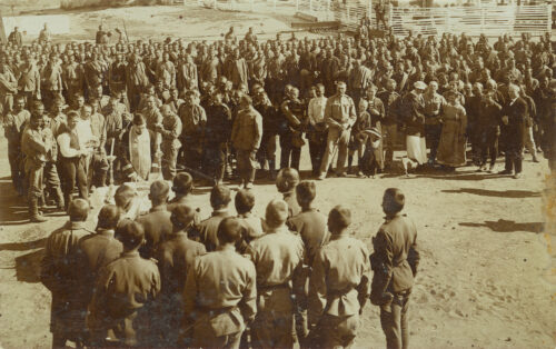 Fogoly orosz katonák körbeállják a misét celebráló papot a fogolytáborban 1915 Debrecen, Köntösgát, Gőztéglagyár, ismeretlen fényképész. EF_2360 P. Déri Múzeum Fotótára
