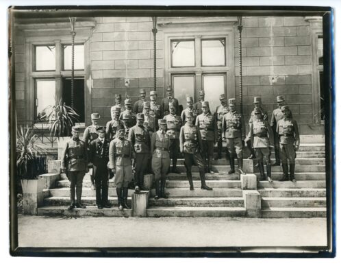 IV. Károly a Mária Terézia Katonai Rend átadásakor, tisztjei körében 1917. augusztus 17-én a Wartholz kastély előtt Reichenauban.