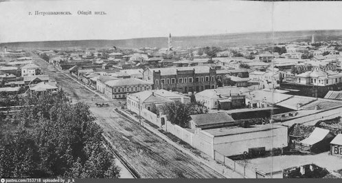 Petropavlovszk a víztoronyból. Jól kivehetők a városbeli mecsetek minaretjei. A 20. század elején a város hat kő- és három famecsettel büszkélkedhetett, amelyeket tatár stílusban építettek a városban jelentős létszámú, külön településrészt alkotó tatár képesség számára. Képeslap az 1900-as évek elejéről.