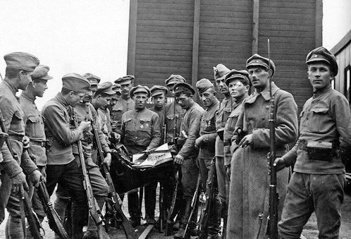 A csehszlovák légió katonái egy Vörös Hadsereg-különítmény zsákmányolt zászlójával.