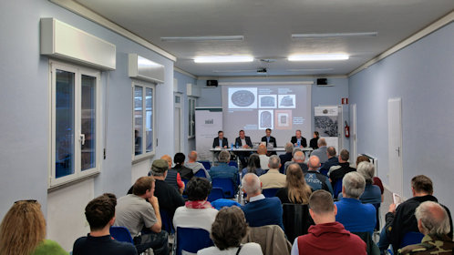 Megtelt a terem olasz és szlovén érdeklődőkkel a könyvbemutatóra. Juhász Balázs fordította olasz nyelvre az elhangzottakat.